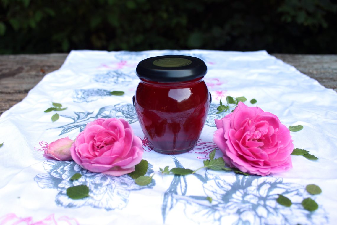 Napoj iz vrtnic – domača rožna voda